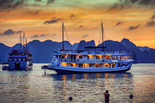 Cruise-ship-Ha-Long-Bay,Vietnam